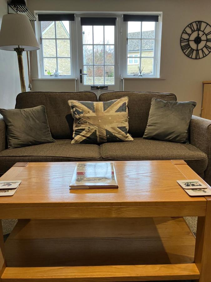 Well Cottage: A Cotswold Cottage At The Heart Of The Village Of Crudwell Exterior foto